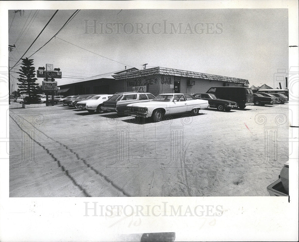 1977 Press Photo Skips Beach Bar Parking Lot Exterior - Historic Images
