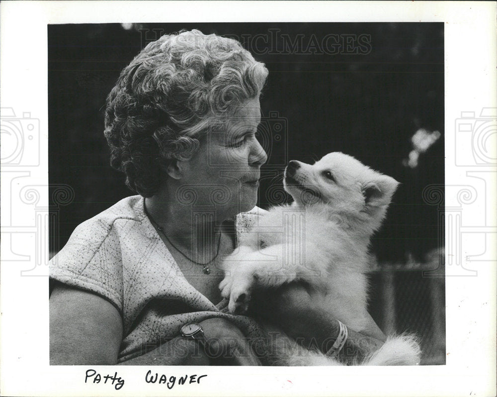 1983 Press Photo Old Woman Holding Puppy - Historic Images