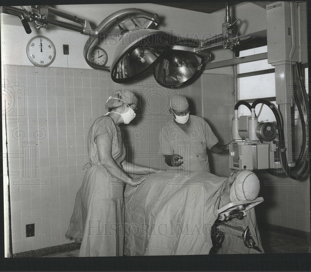 1963 Press Photo Non-Explosive X-Ray Doctors - Historic Images