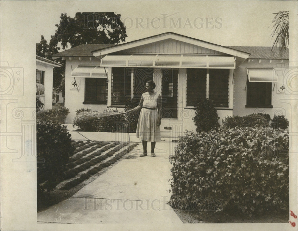 1958, Mrs. Walter Willis - RRY42279 - Historic Images