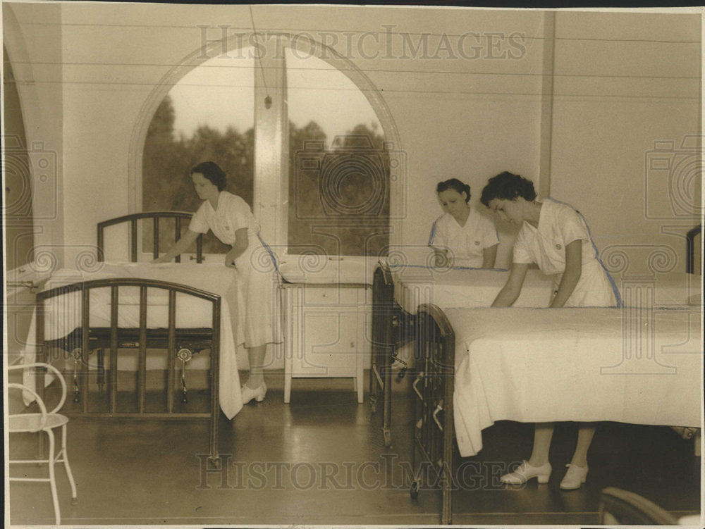 1939 Press Photo Probationer Nurses Fixing Beds Correct - Historic Images
