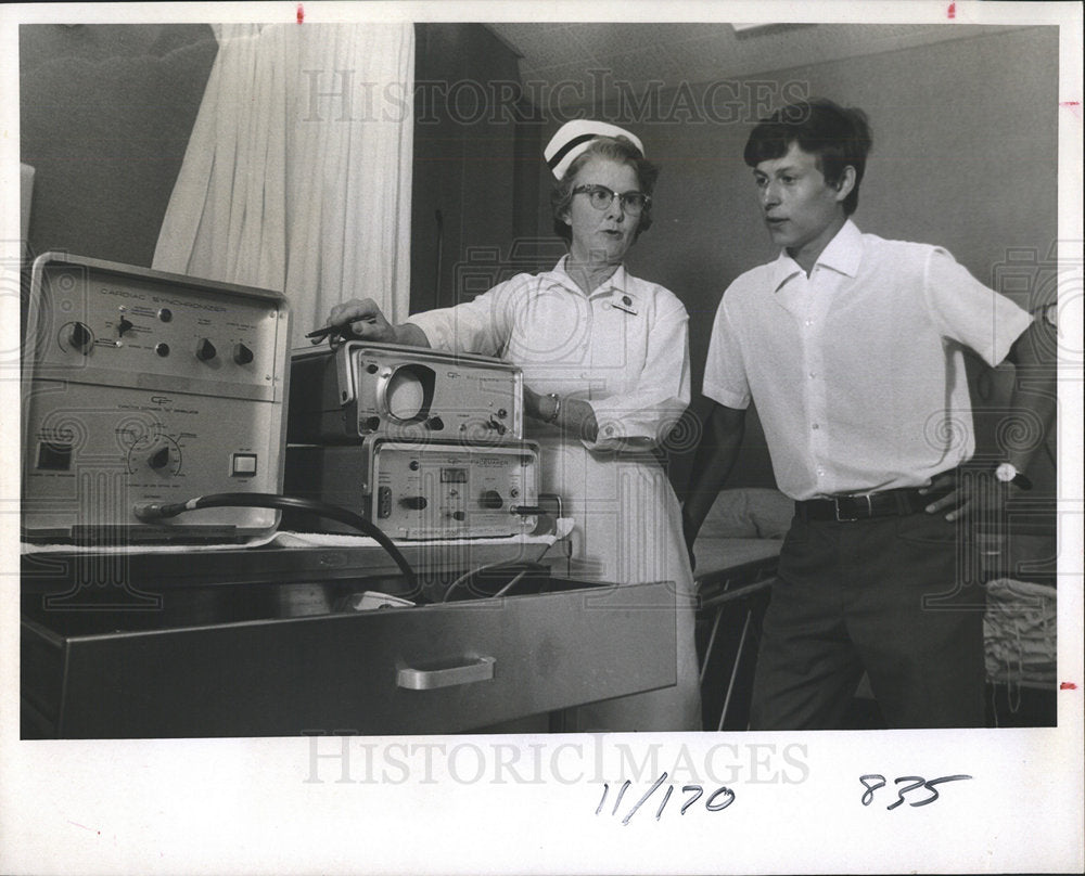 1966 Press Photo Mound Park Hospital Nurse With Student - Historic Images