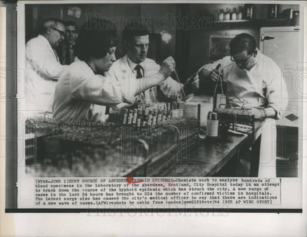 1964 Press Photo Chemists Analyze Blood Aberdeen Hosp. - Historic Images