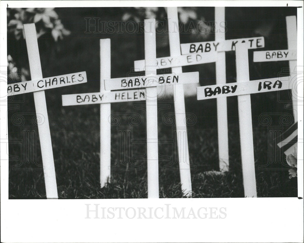 1989 Press Photo St Petersburg Aborted Babies Graves - Historic Images