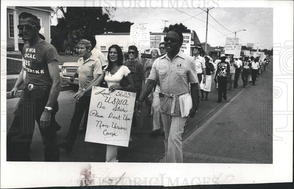 1971 Press Photo Demonstrators Marching On Street - Historic Images