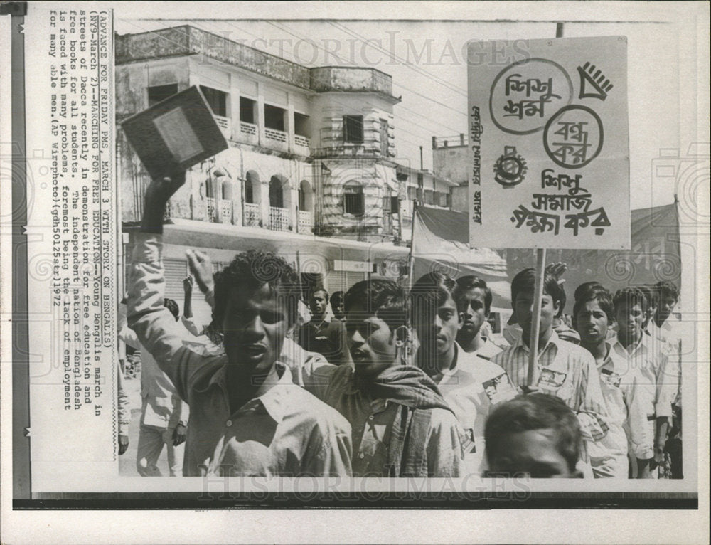 1972 Press Photo Education Demonstration In Bangladesh - Historic Images