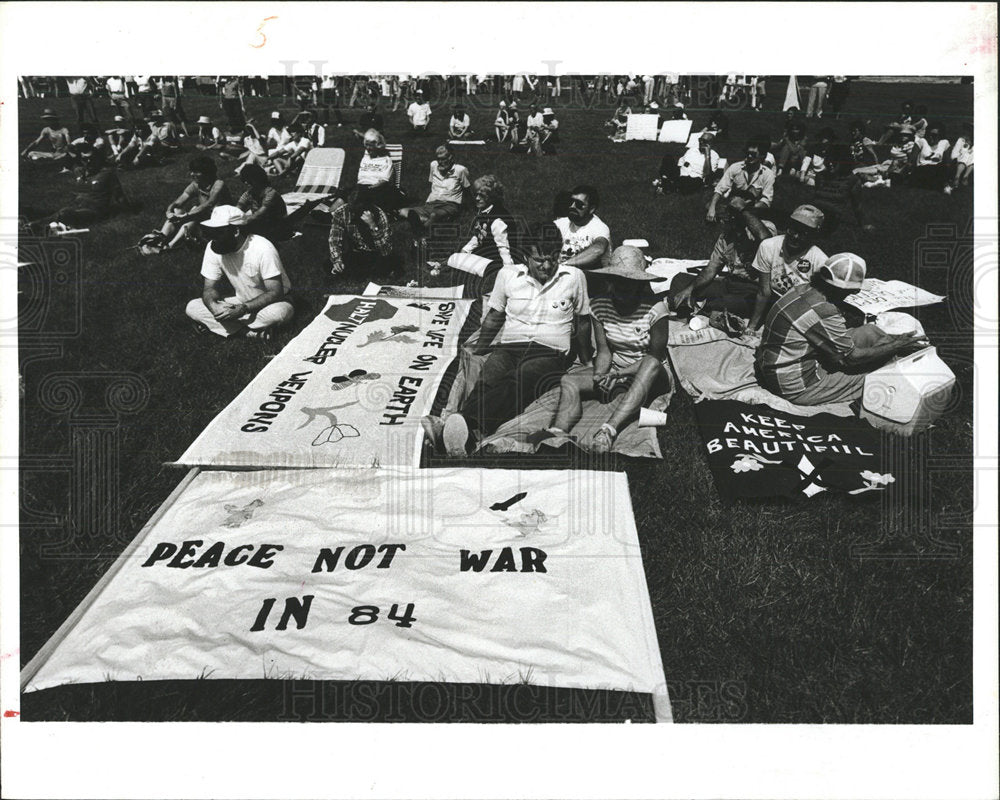 1984 Press Photo Protesters MacDill Air Force Base  - Historic Images