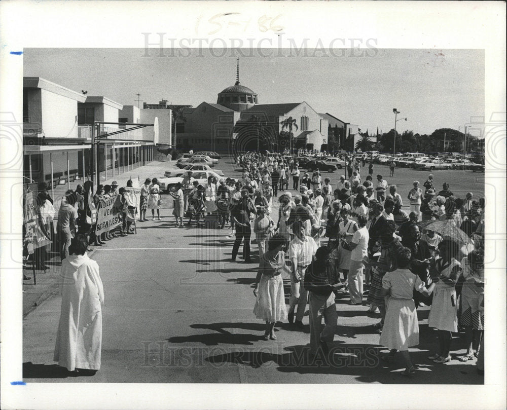 1983 Press Photo St Judes Church Petition Marchers - Historic Images