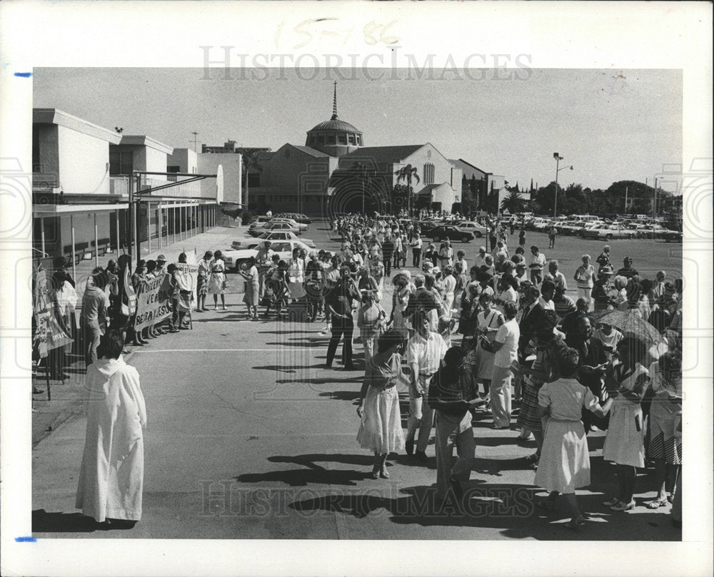 1983 Press Photo St Judes Church Petition Marchers - Historic Images