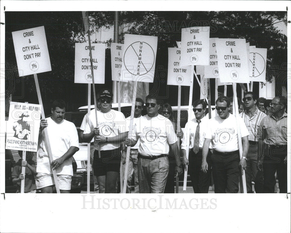 1990 Press Photo Clearwater Police Firemen Picket Wages - Historic Images