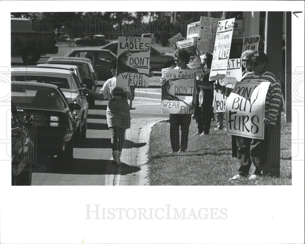 1989 Press Photo Clearwater protest for animal rights. - Historic Images