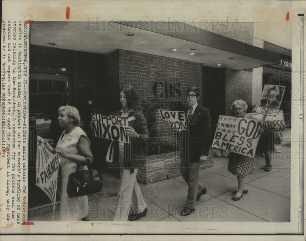 1974 Press Photo Pickets march outside CBS Television - Historic Images