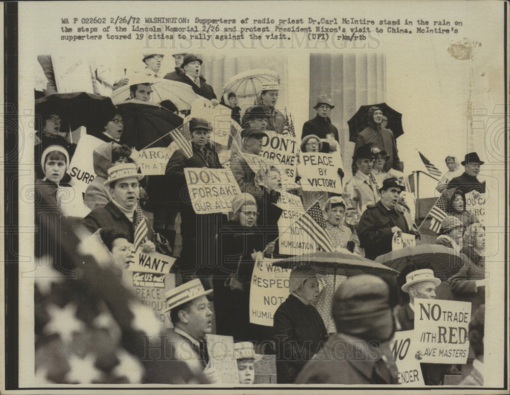 1972 Press Photo Dr. Carl McIntire Supporters Protest - Historic Images