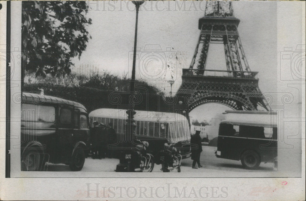 1968 Press Photo Anti-Riot Vans Eiffel Tower in Paris - Historic Images