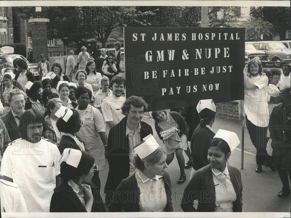 1975 Press Photo Nurses Staff Protest St James Hospital - Historic Images