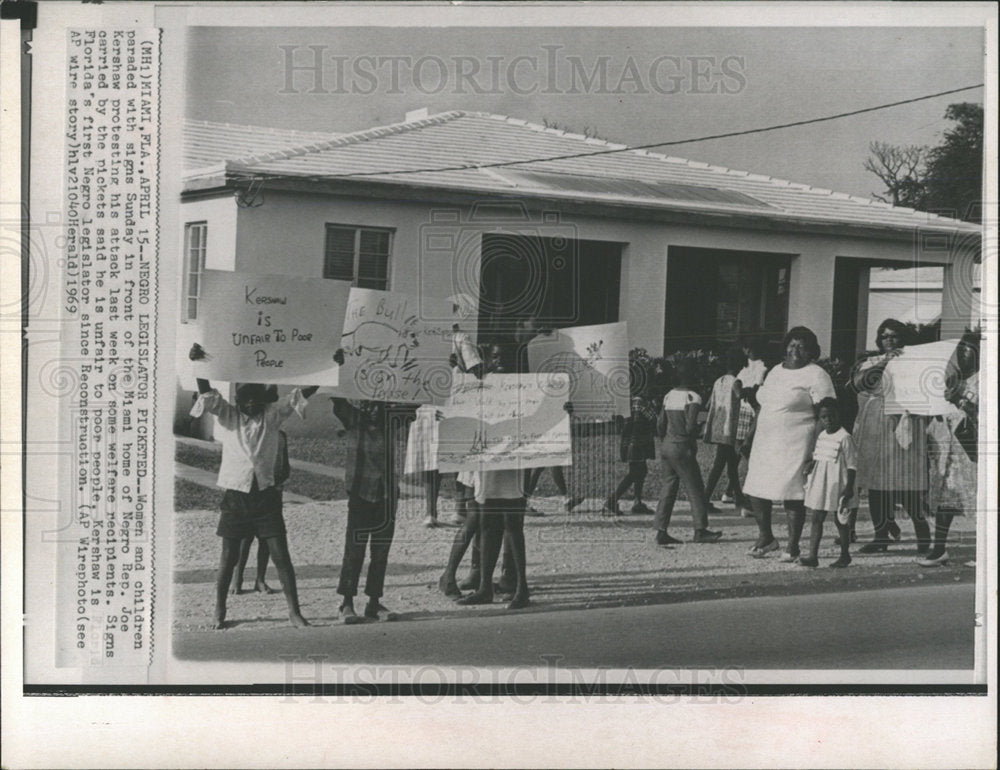 1969 Press Photo Women Children Protest Rep. Kershaw - Historic Images