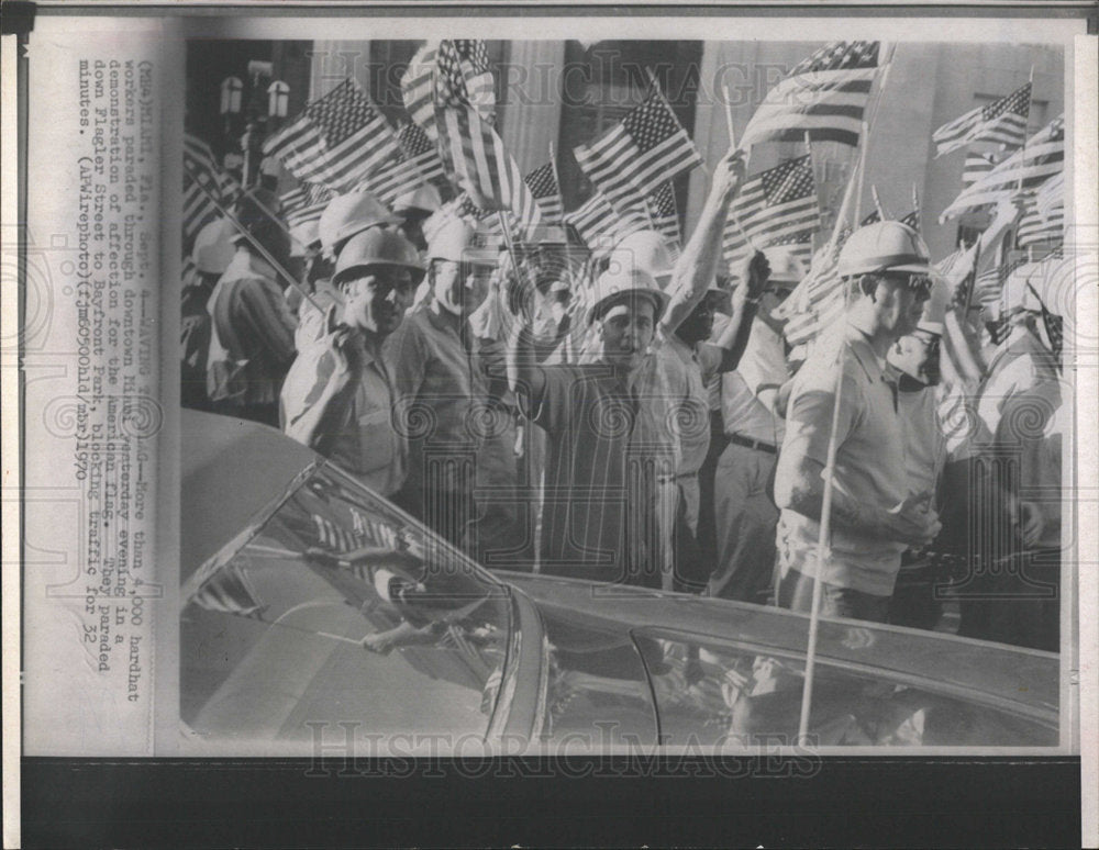 1970 Press Photo Workers march through Miami  - Historic Images