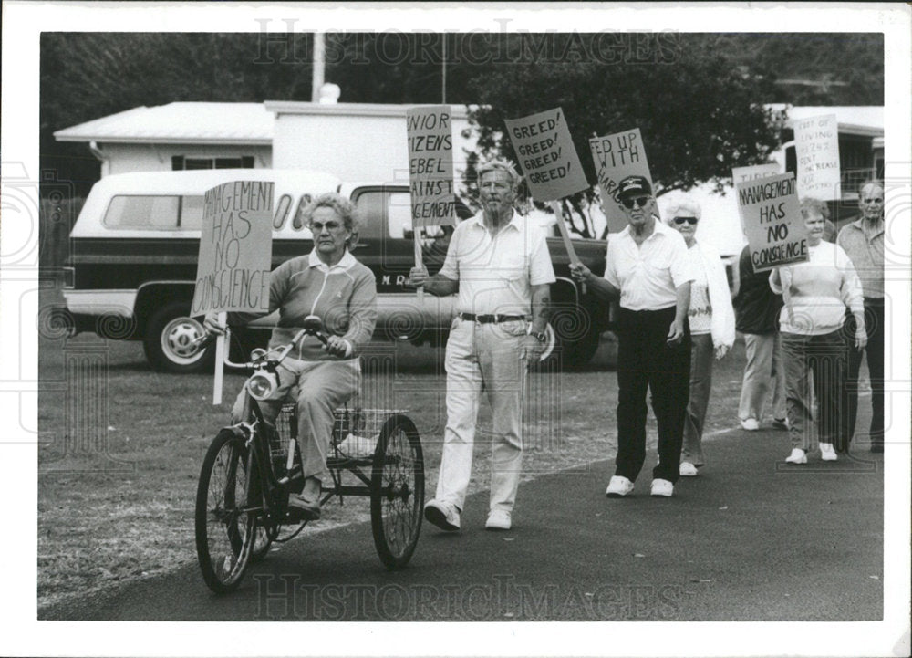 1990 Press Photo Residents Protest at Harborview Manor - Historic Images