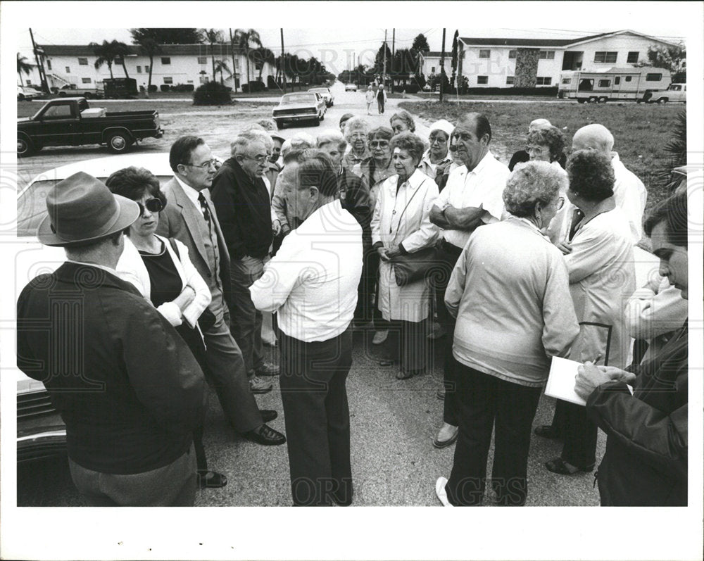 1987 Press Photo Residents Protest Bus Terminal  - Historic Images