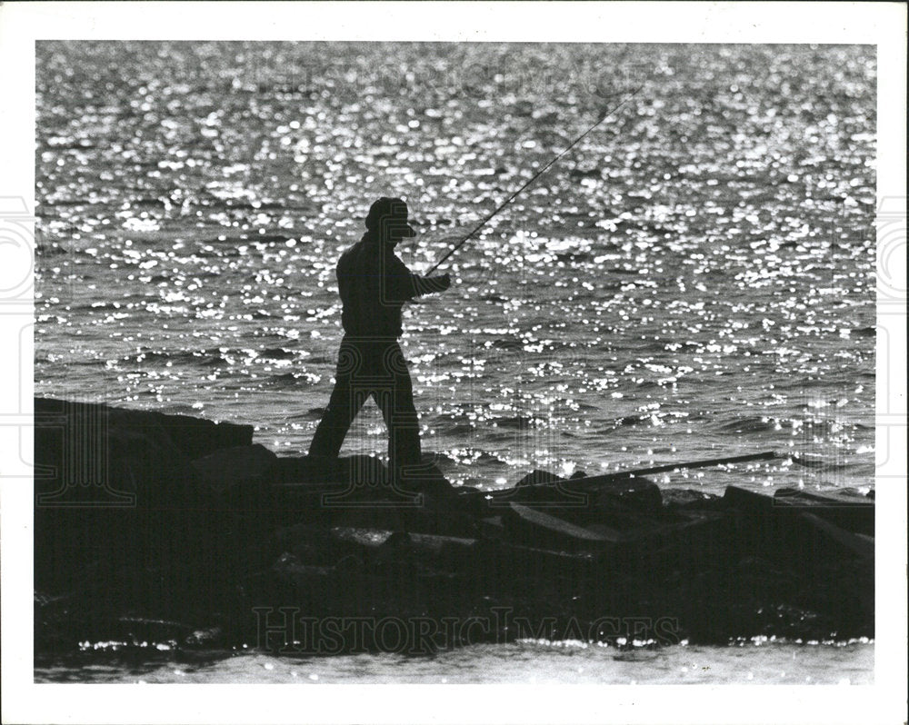 1988 Press Photo A fisherman at Clearwater Harbor - Historic Images