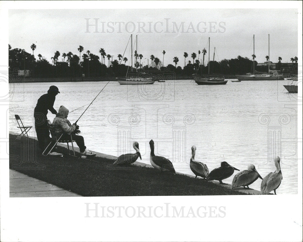 1987 Press Photo duo fising in Vinoy Boat Basin - Historic Images