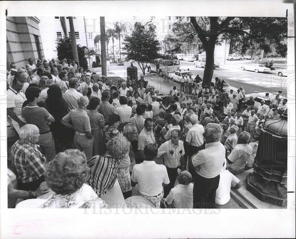 1981 Press Photo St. Petersburg mad about tax increase - Historic Images