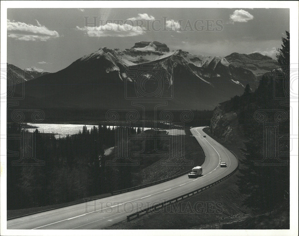 1995 Press Photo Road Through Rockies Travellers - Historic Images
