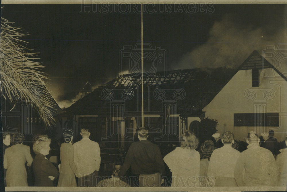 1946 Press Photo Bartlett Park Clubhouse Fire Crowd - Historic Images