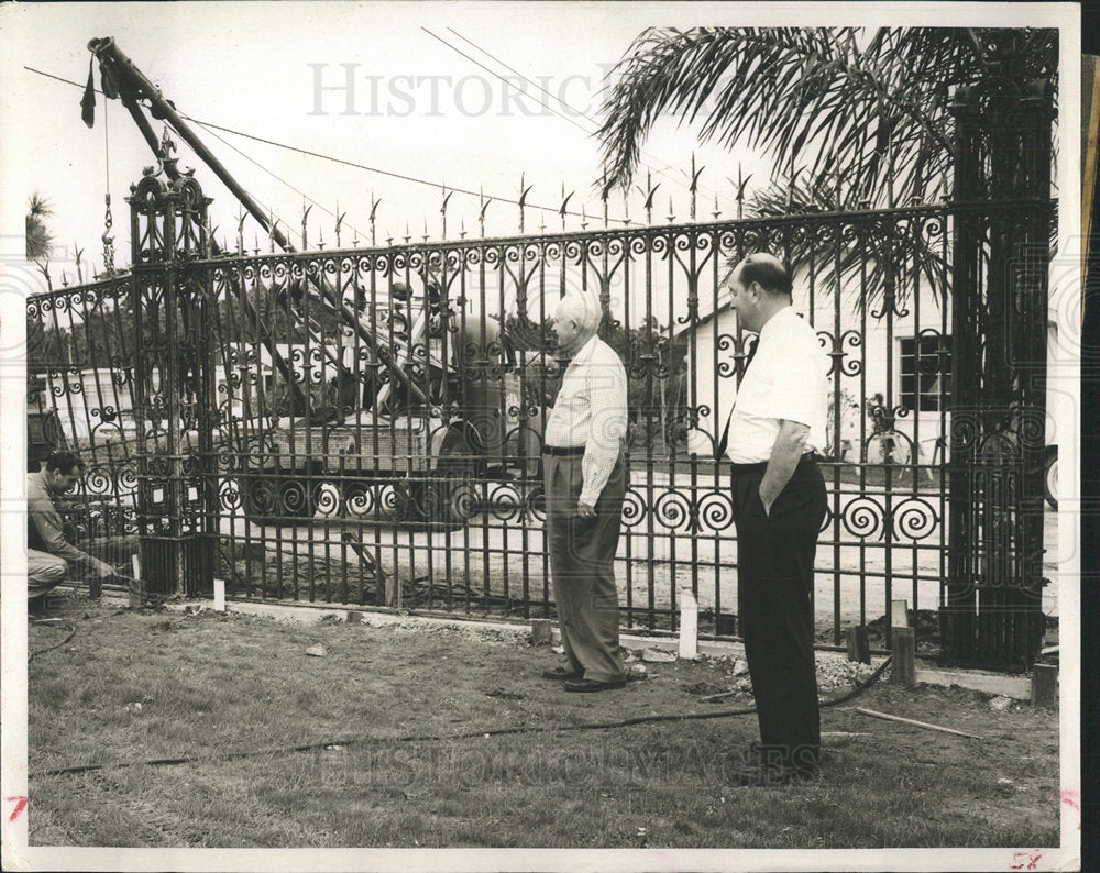 1960 Press Photo Gulf Pines installs historic gates. - Historic Images