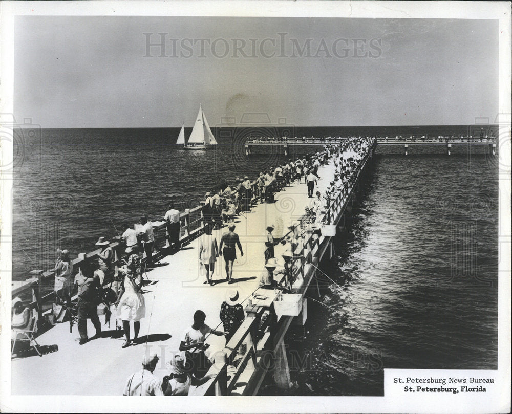 1964 Press Photo Andrew Potter Pier Fishermen Crowd - Historic Images