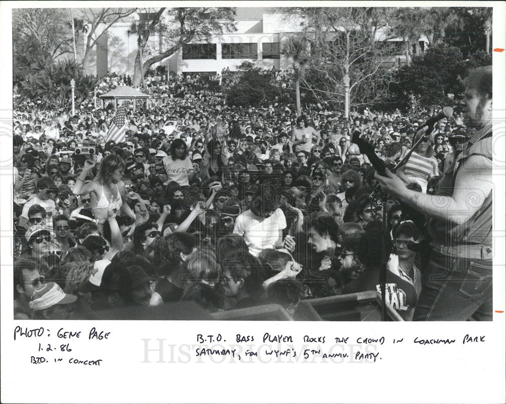 1986 Press Photo Rock Crowd Coachman Park, Clearwater - Historic Images