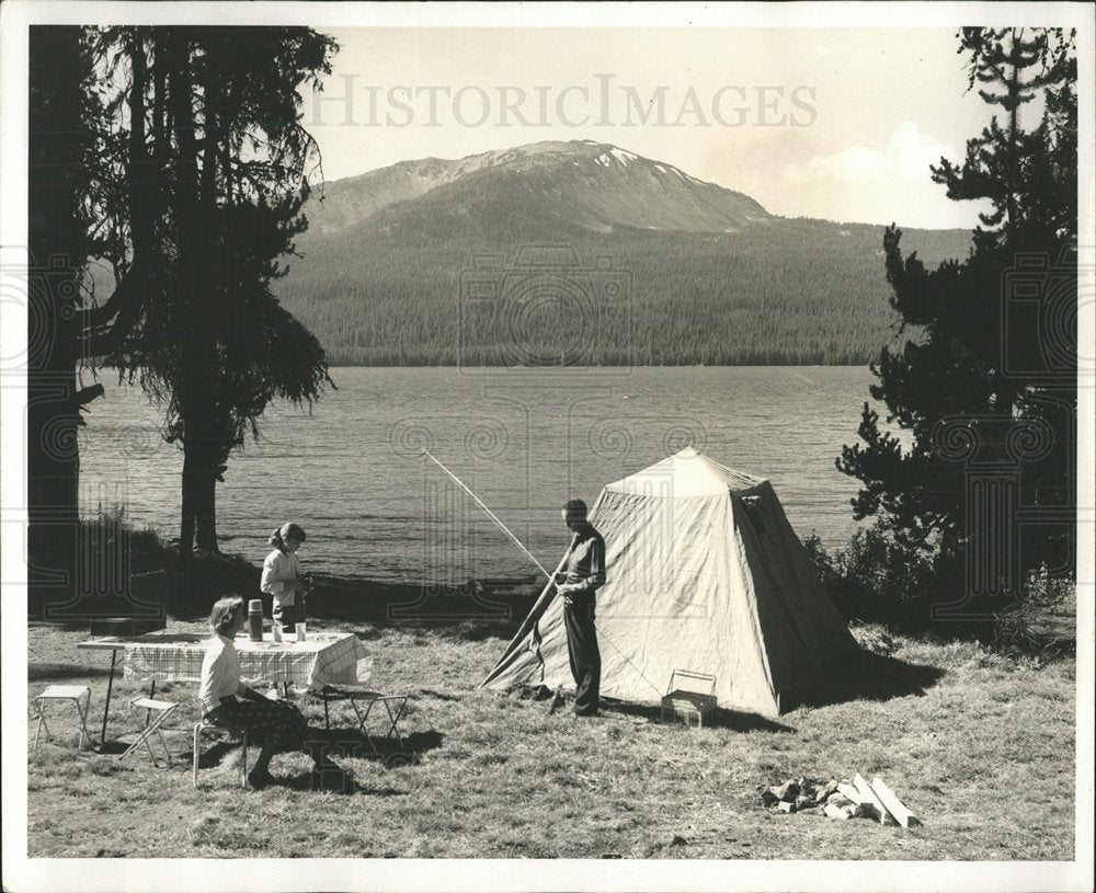 Press Photo Diamond Lake Campsite Fishermen Family - Historic Images