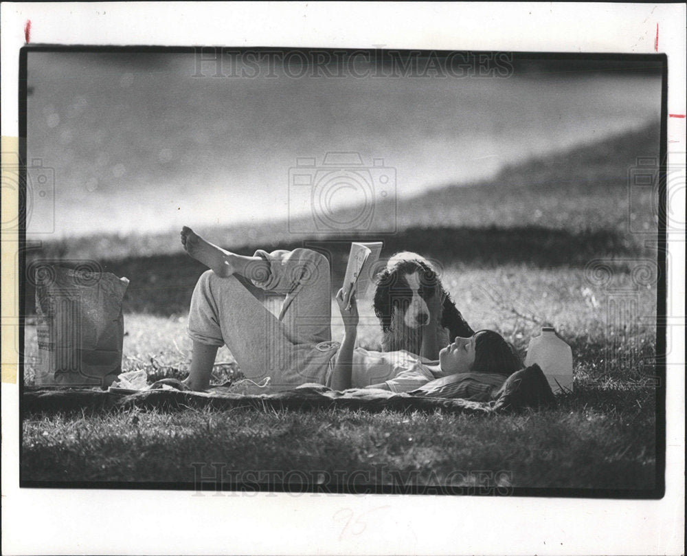 1984 Press Photo June Mack and Jason, springer spaniel - Historic Images
