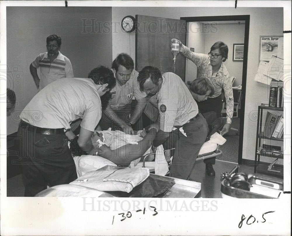 1977 Press Photo Paramedics Treating Lab Researcher - Historic Images