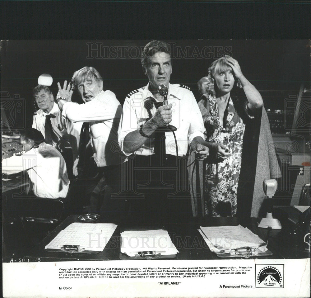 1981 Press Photo Lloyd Bridges Robert Stack Airplane - Historic Images