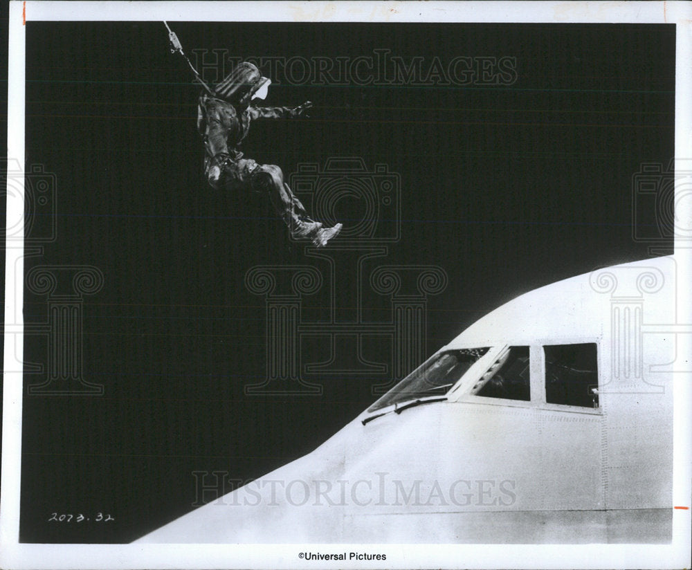 1974 Press Photo Airport 1975 Film Airplane Jump Scene - Historic Images