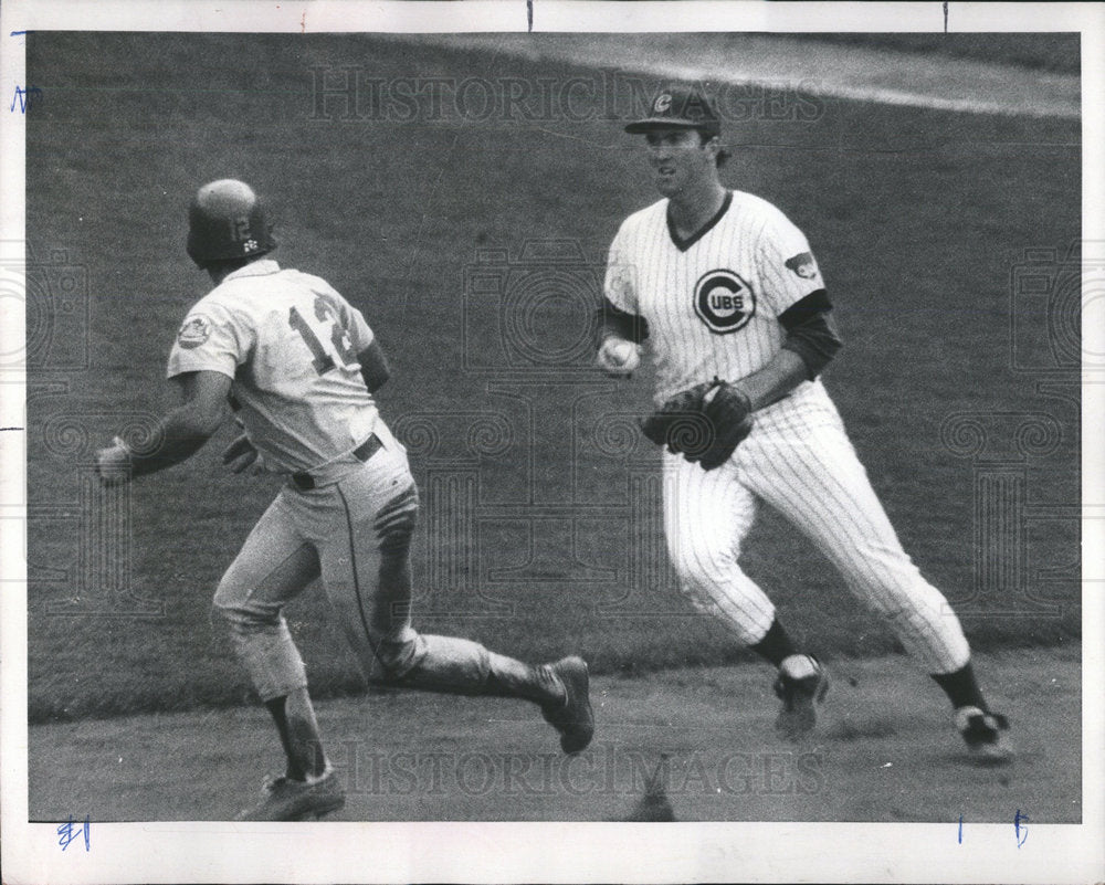 1977 Press Photo Chicago Cubs Youngblood Chases Player - Historic Images