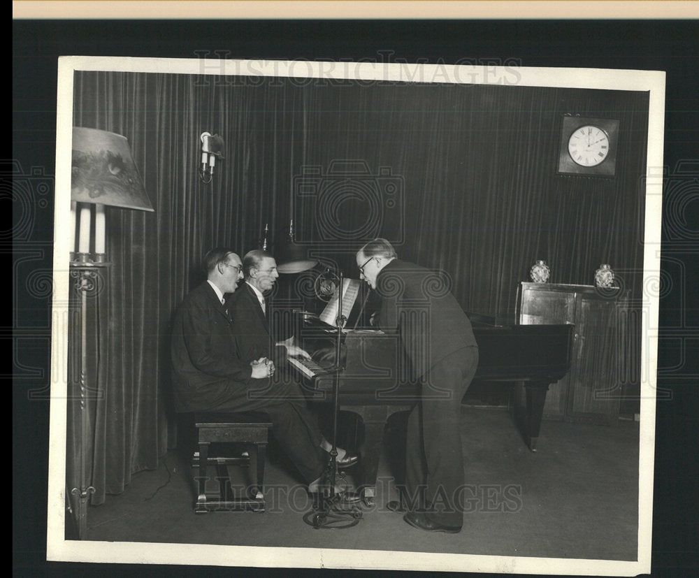 Press Photo Men Singing With Piano - Historic Images
