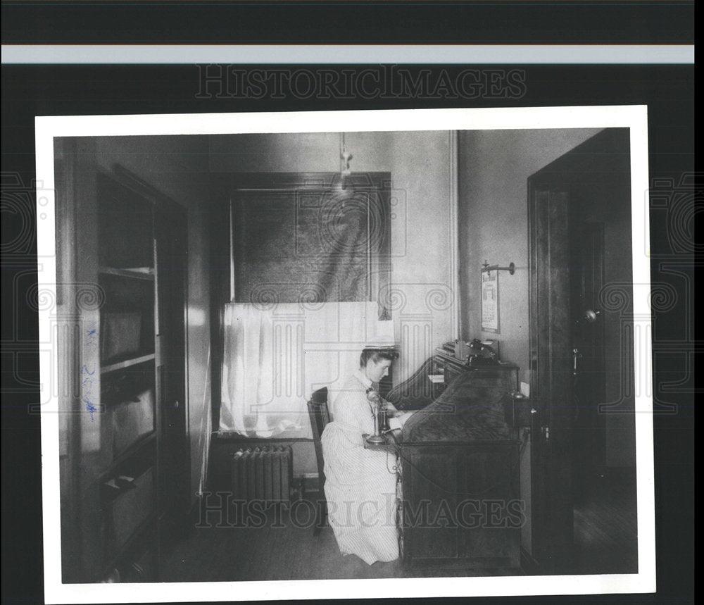 1983 Press PhotoNurse Receptionist Maxwell Street Lying - Historic Images