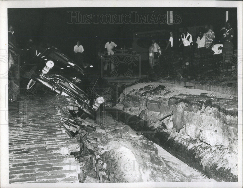 1959 Press Photo Saint Peters Street Cave Washed Out - Historic Images
