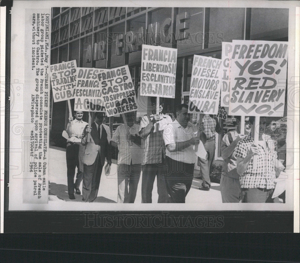 1964 Press Photo French Machinery Castro Cuban Picket - Historic Images