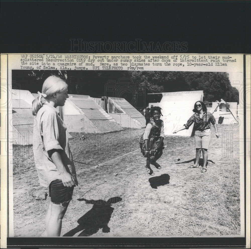 1968 Press Photo Kids Jumping Rope in Drying Mud - Historic Images