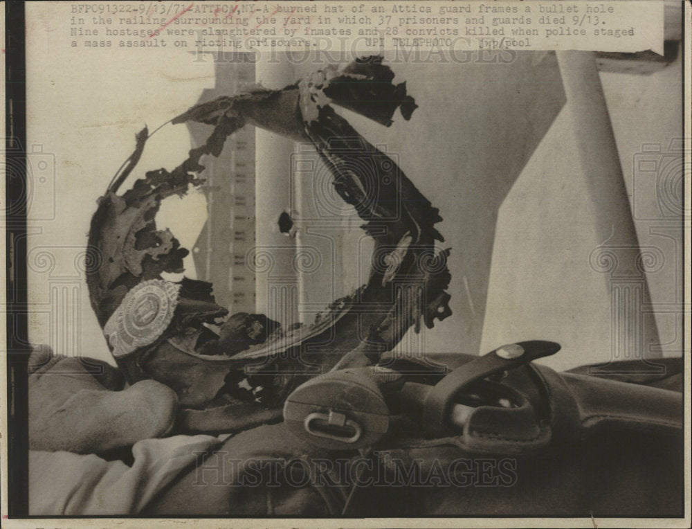 1971 Press Photo Burned Guard&#39;s Hat Frames Bullet Hole - Historic Images