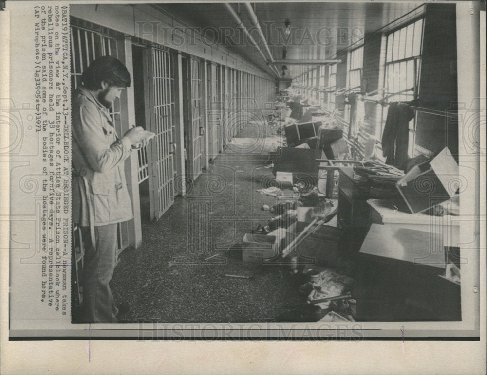 1971 Press Photo Attica State Prison cell Block newsman - Historic Images