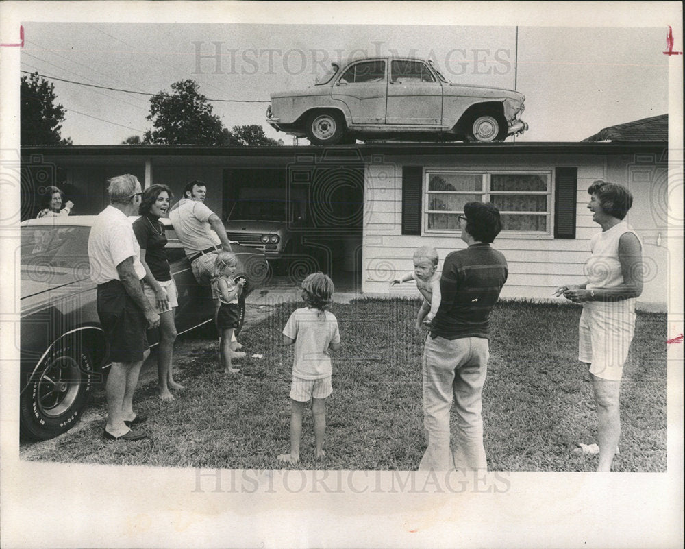 1974 Press Photo Roger Cook&#39;s Neighbors Admire Work - Historic Images