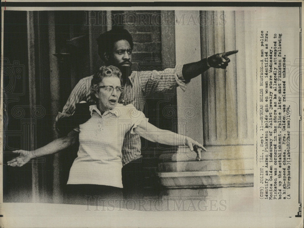 1974 Press Photo Aaren Pinkston Monica Golden Jewelry  - Historic Images