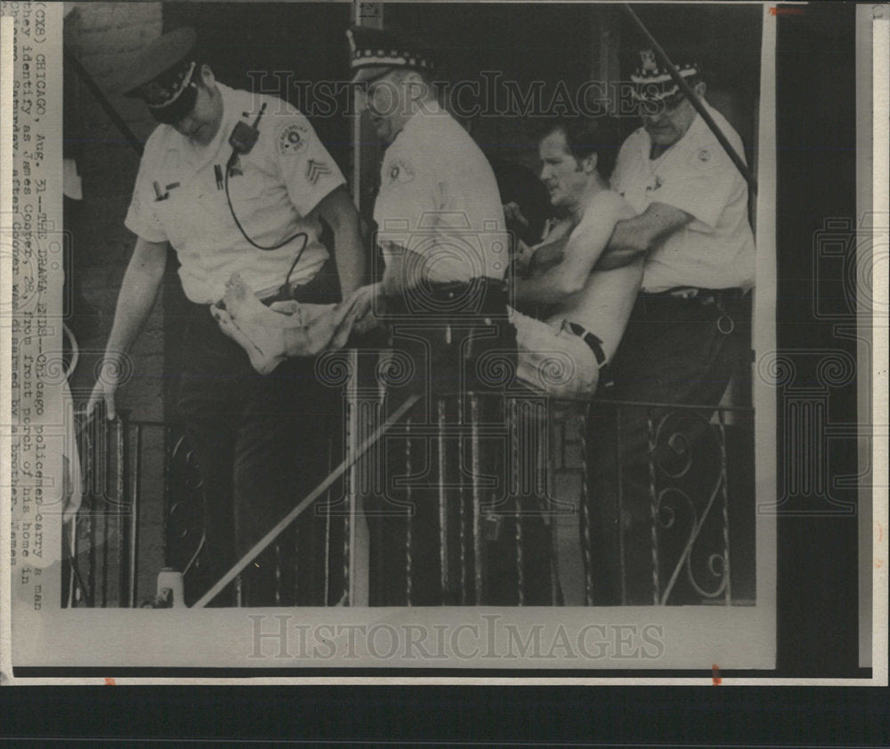 1974 Press Photo James Cooper Carried by Policemen - Historic Images
