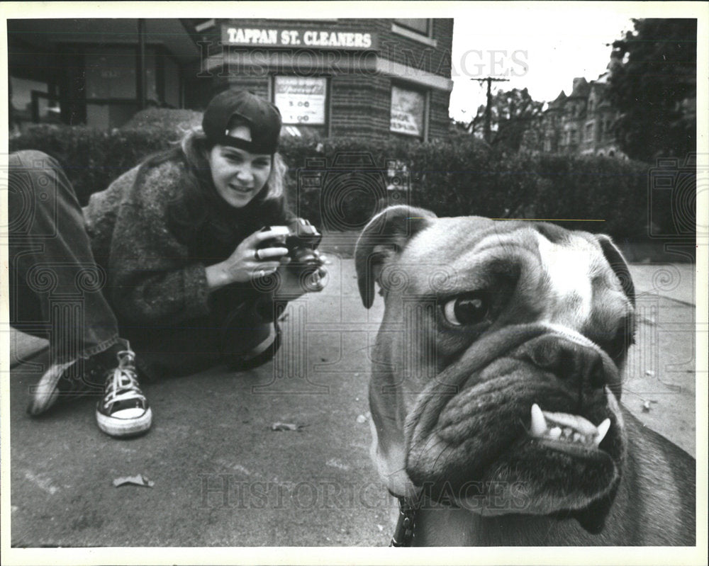 1994 Press Photo Tessa Edick Beacon St Brookline Pose  - Historic Images