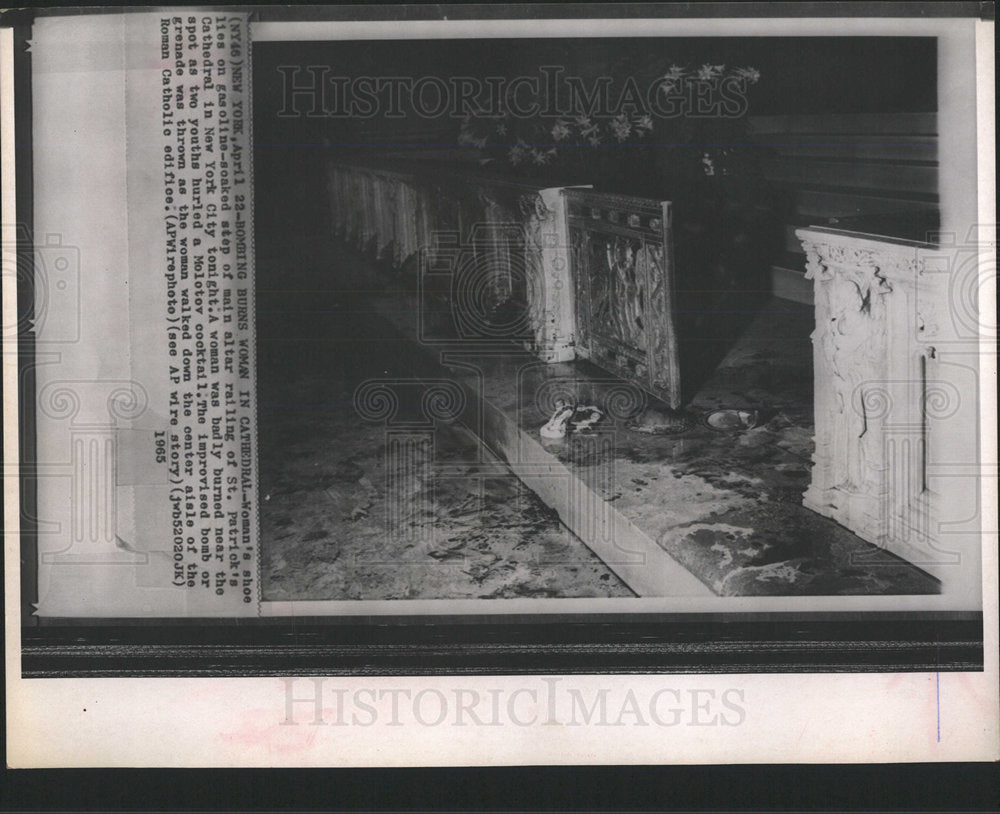 1965 Press Photo Woman shoes on Main Step of Altar. - Historic Images