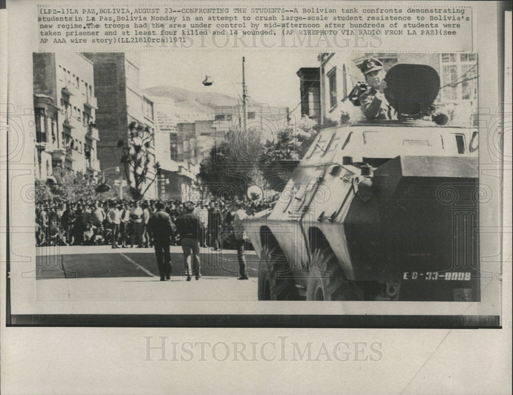 1971 Press Photo La Paz Bolivian tank Sttudent Troop  - Historic Images